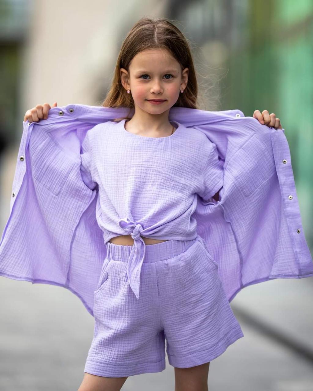 Літній  весняний лавандовий мусліновий костюм для дівчинки з шортами, футболкою, брюками-кюлотами. Розміри від 92 до 152 см.