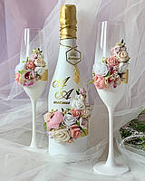 Свадебные бокалы с нежной роскошью цветов и золотом