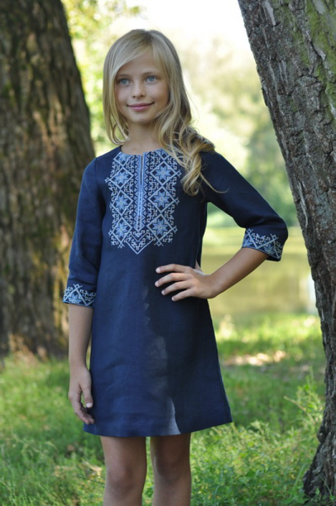 Платье для девочки из синего льна с вышивкой 134 - фото 1 - id-p2146210492