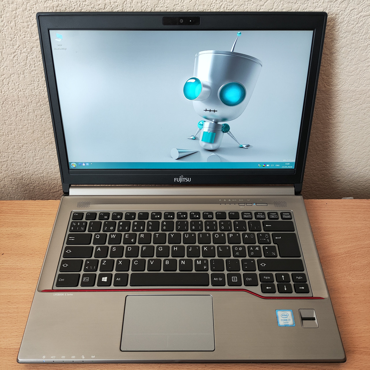 Ноутбук Fujitsu LifeBook E746 14" FHD/IPS i7-6500u/ 8 GB DDR4 / 512 GB SSD / Intel HD Graphics 520