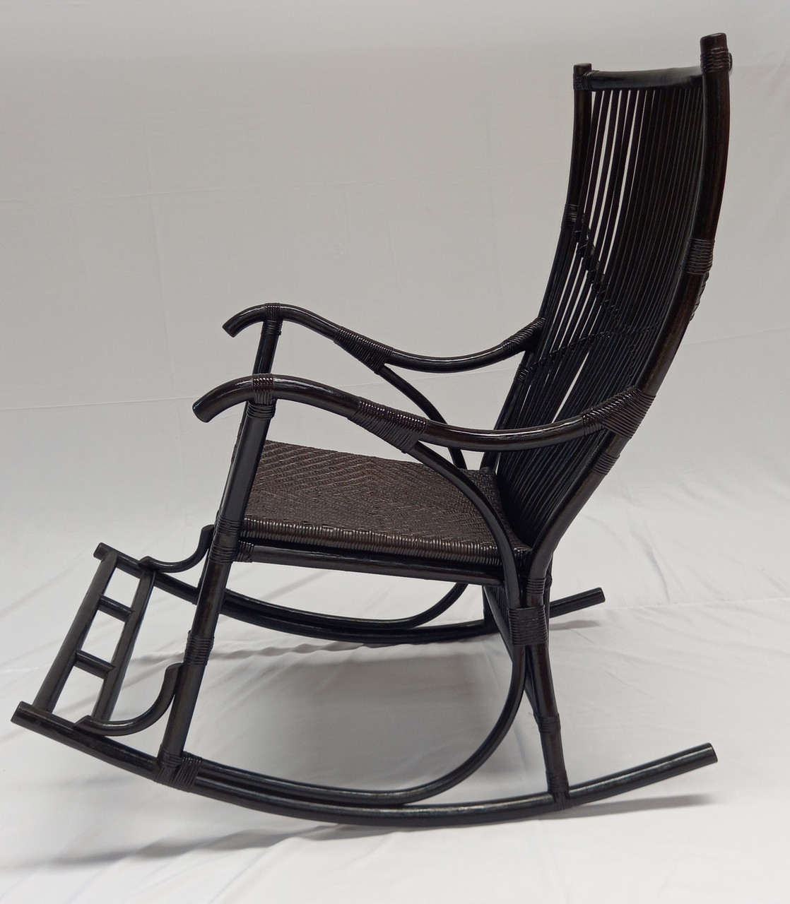 Крісло-гойдалка плетене з ротанга Cruzo Elena в кольорі темно-шоколадний