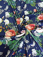 Ткань Коттон атлас с цветочным принтом на синем фоне.