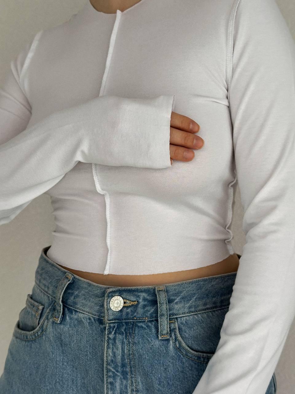 Білий жіночий укорочений двосторонній топ-лонгслів із віскози з декоративними швами, фото 1