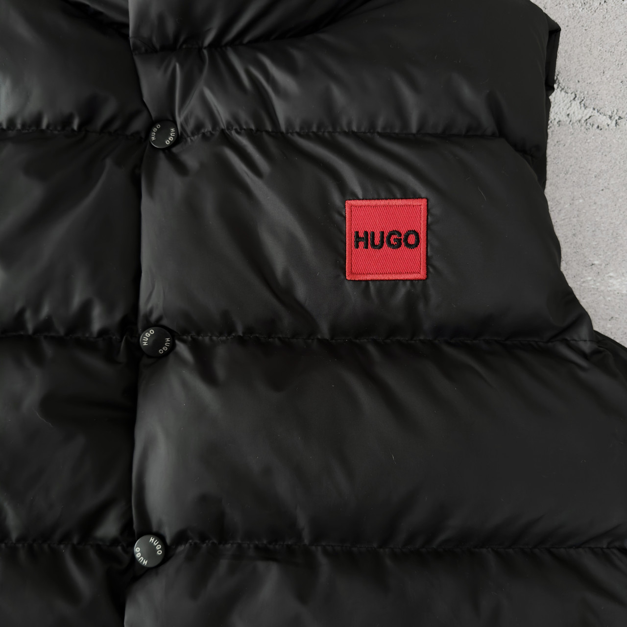 Мужская весенняя жилетка Hugo Boss черная стеганая на кнопках M-XXL безрукавка Хюго Босс ( жилет мужской ) - фото 2 - id-p2146578760