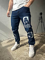 Синие мужские джинсы зауженного кроя с модным принтом