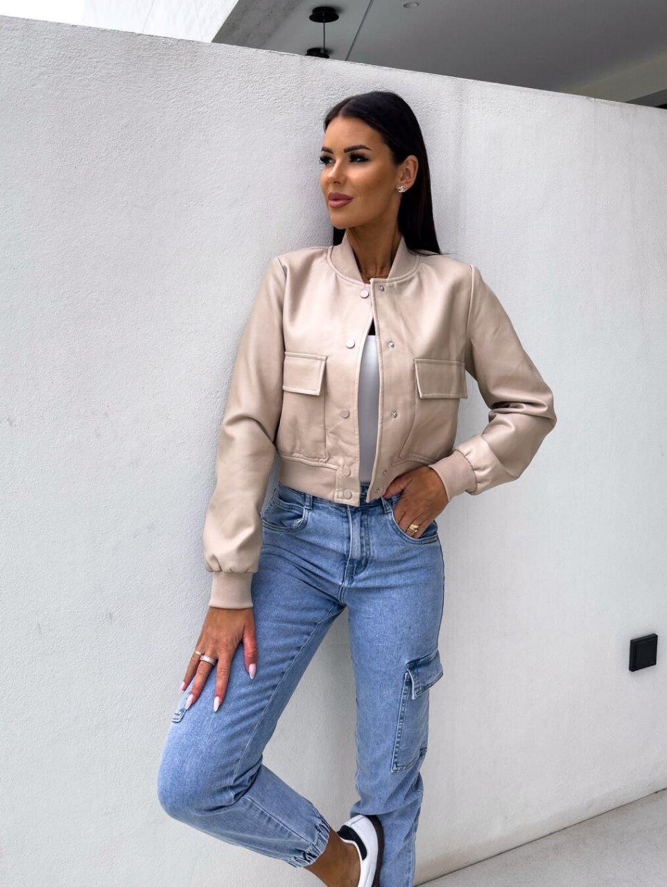 Жіноча молодіжна шкіряна куртка-бомбер із накладними кишенями беж, фото 1