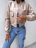 Жіноча молодіжна шкіряна куртка-бомбер із накладними кишенями беж, фото 3