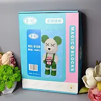 Конструктор Magic Blocks 9109 у вигляді Ведмедика Bearbrick з подарунком (На 3089 деталей та Висотою 43 см)