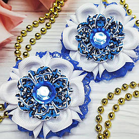 Бант в українському стилі з репсової лєнти на резинкі для волосся Камелія (бантик синій з білим під вишиванку, шкільний)