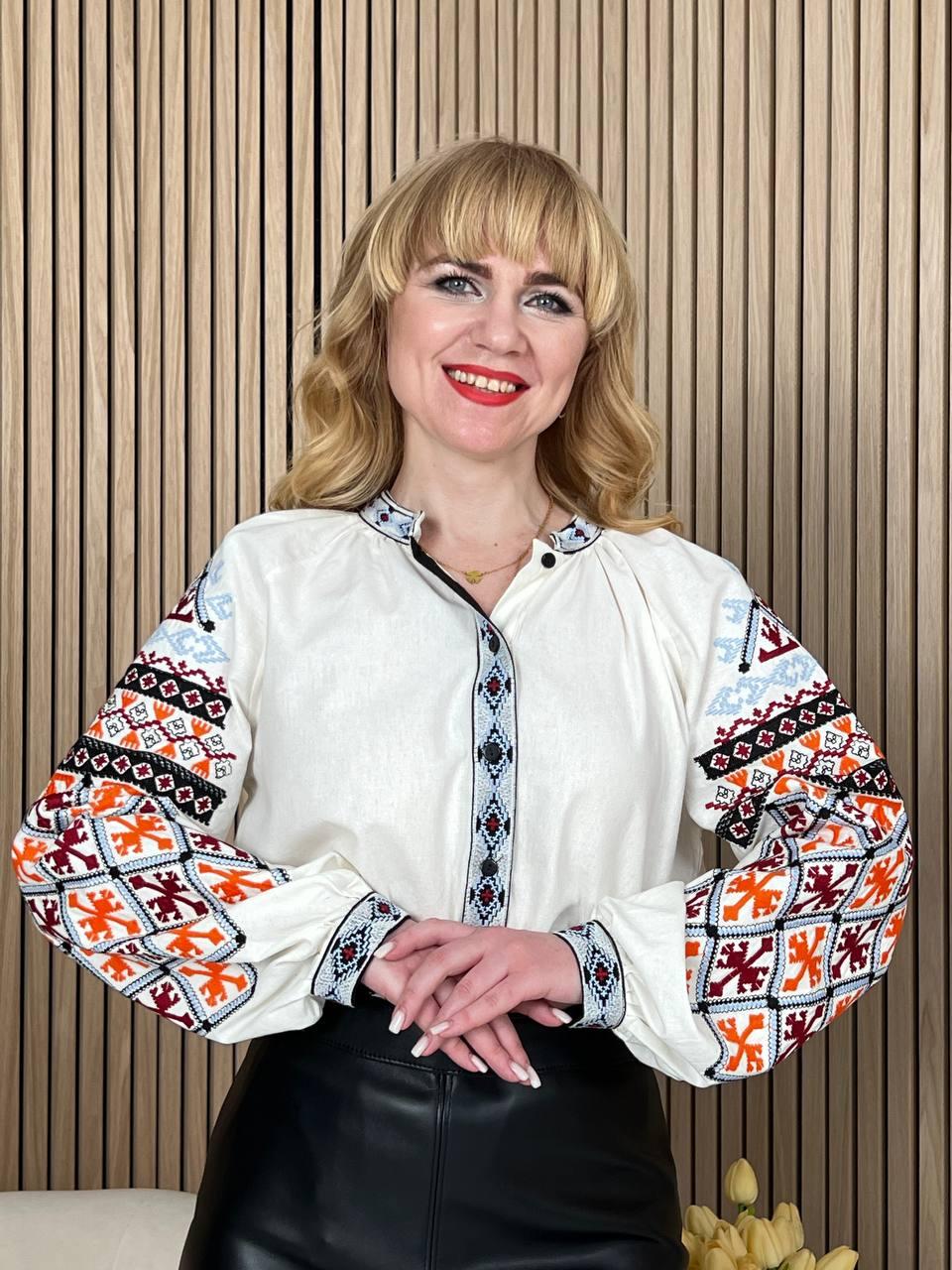 Вишита блуза на ґудзиках молочна