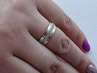 Обручальное кольцо серебряное с золотой вставкой и белыми цирконами 19.5 размер