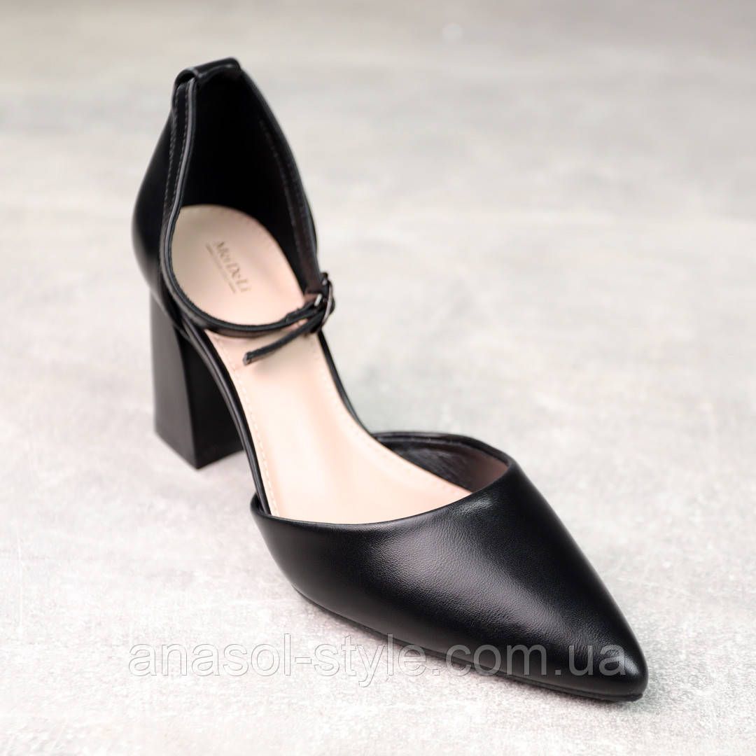 Жіночі класичні туфлі широкий низький каблук на тонкому ремінці еко-шкіра чорні чорні