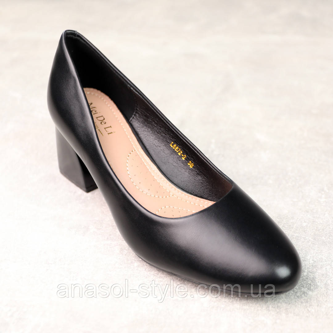 Туфлі жіночі класичні овальний носок низький каблук чорні