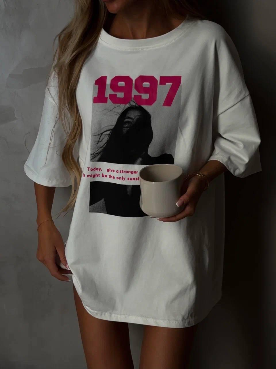 Жіноча молодіжна яскрава красива модна подовжена футболка оверсайз з малюнком (білий, чорний)