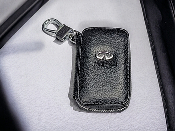 Ключниця для ключів із карабіном Infiniti