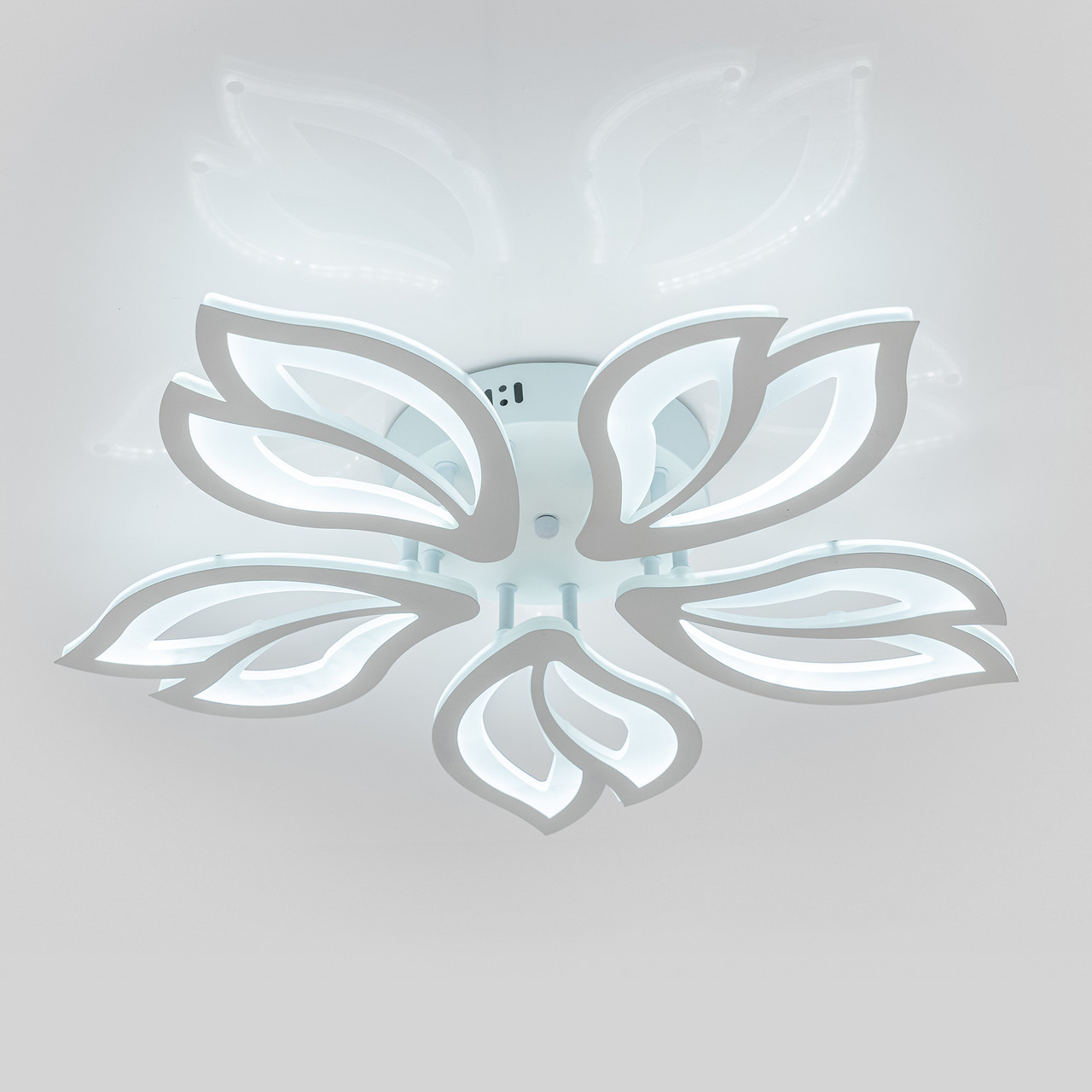 Люстра світлодіодна з пультом ДУ до 20 м2 біла LUMINARIA ASTRA 120W 5F WHITE