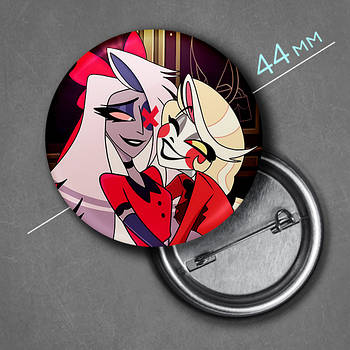 "Веггі і Чарлі (Готель Газбін / Hazbin hotel)" значок круглий на булавці Ø44 мм