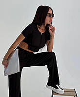 Черный спортивный костюм в рубчик: топ с короткими рукавами и вырезами по бокам и штаны прямого кроя на шнурке