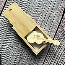 Дерев'яна флешка «Гітара» з індивідуальним гравіюванням бамбук на 64Gb (3.0) в шкатулці