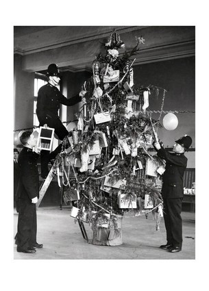 Листівка Black&White - Пожежники та ялинка, фото 1