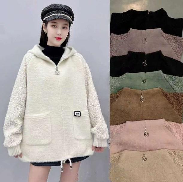 Жіноча куртка альпака з капюшоном і рукавами реглан на блискавці в кольорах, фото 1