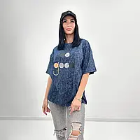 Літня жіноча футболка з накаткою на грудях у темно-синьому кольорі