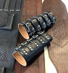 Напульсник широкий зі шкіри, на пряжках