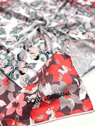 Шовкова брендова хустка Dolce Gabbana квіти 90*90 см червона ручна обробка краю, фото 2