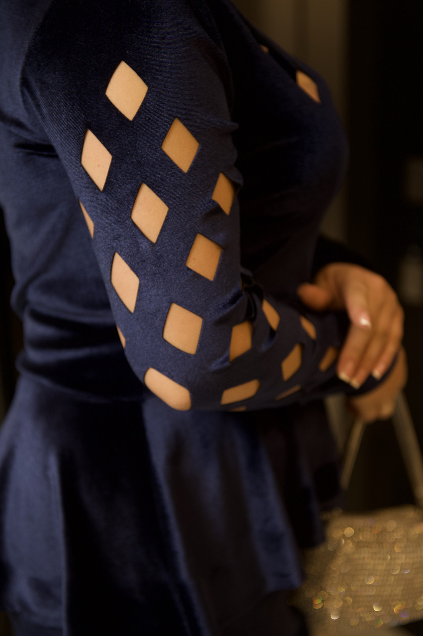 Бархатное нежное нарядное платье с фигурной лазерной резкой на рукавах и баской по талии Синий, 56-58 - фото 2 - id-p2149040460