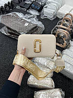 Marc Jacobs The Snapshot Beige/Gold (ІНШИЙ РЕМІНЕЦЬ) 21 х 12.5 х 7 см женские сумочки и клатчи высокое