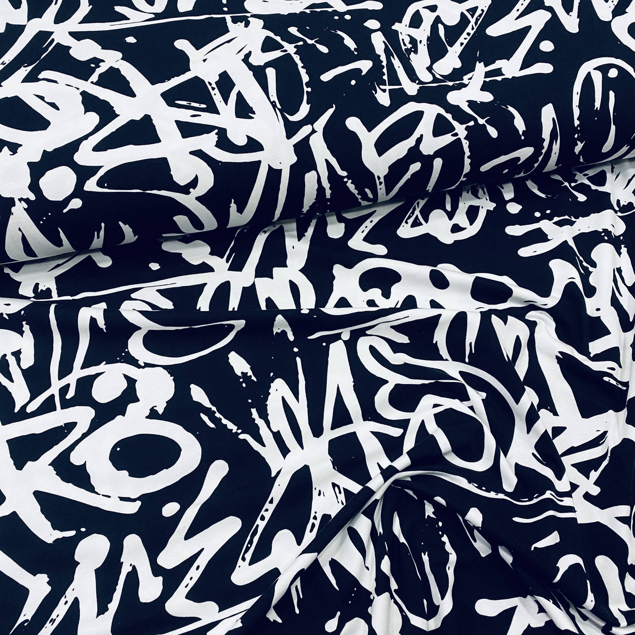 

Стрейч кулир Граффити белые на черном Состав 95% хлопок 5% эластан для футболок шортиков платьев лосин, Черный