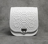 Шкіряна квадратна жіноча сумка, біла сумочка з тисненим орнаментом "Сварога", сумка через плече, фото 5