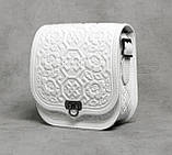 Шкіряна квадратна жіноча сумка, біла сумочка з тисненим орнаментом "Сварога", сумка через плече, фото 2