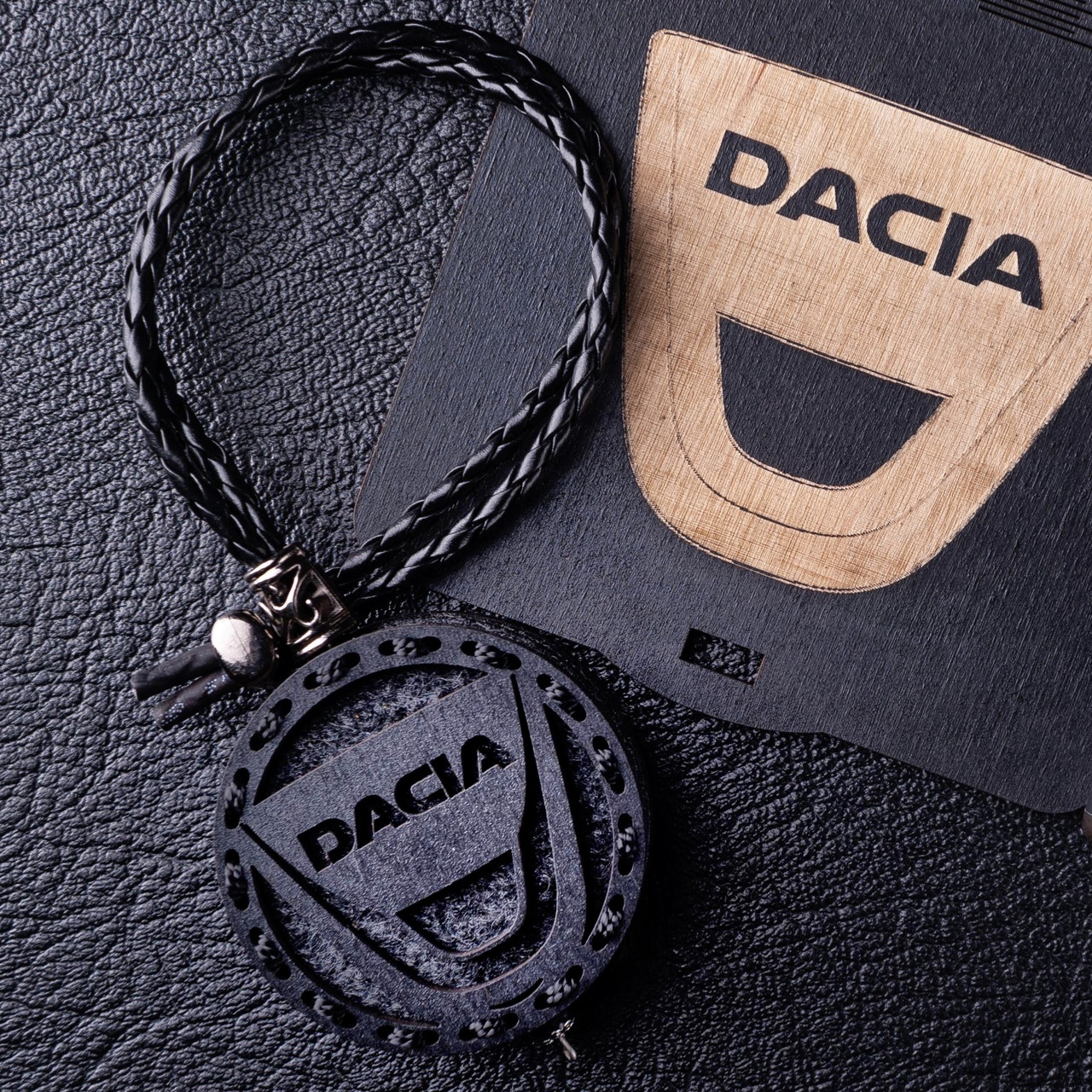 Ароматизатор в машину DACIA з темного дерева, подарунок чоловікові