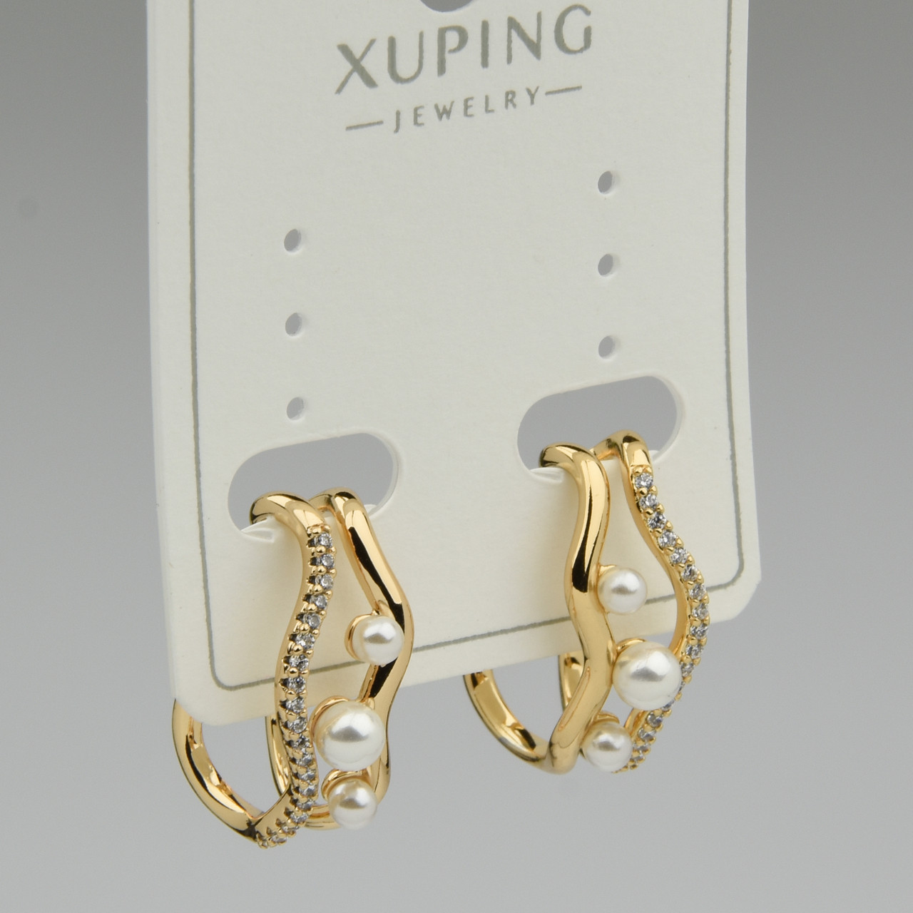 Серьги каффы женские золотистого цвета Xuping Jewelry с белыми стразами и жемчужинками размер 20х9 мм
