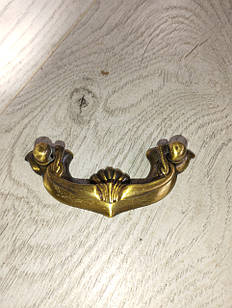 Комодна ручка на планці бронза 64 мм