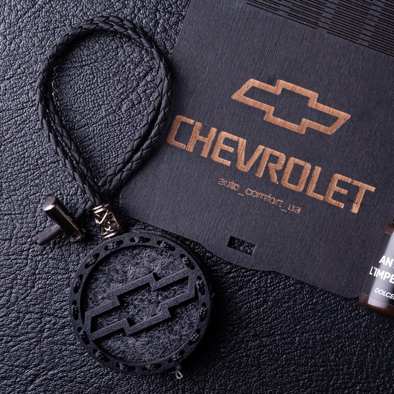 Ароматизатор в машину CHEVROLET з темного дерева, подарунок чоловікові, фото 1