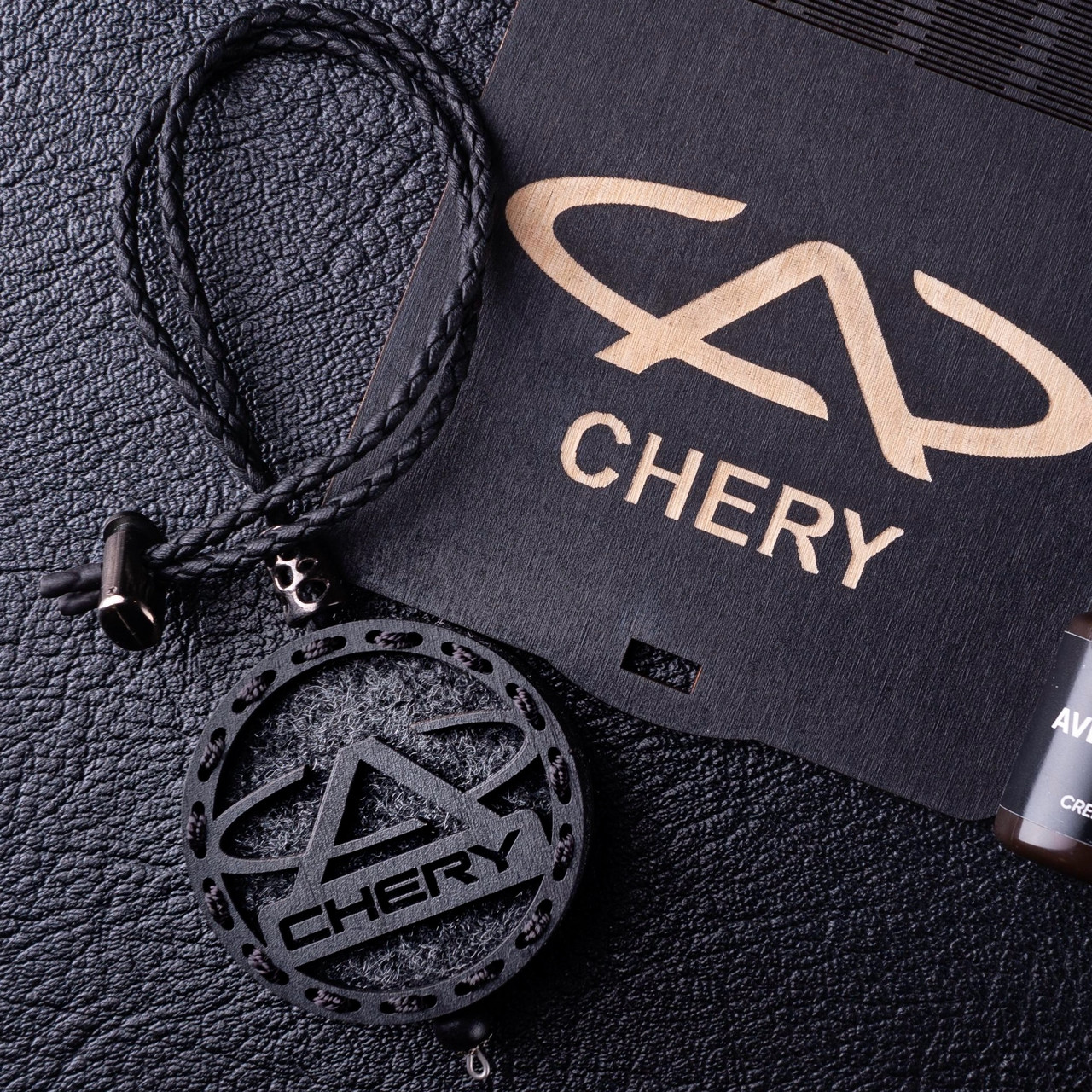 Ароматизатор в машину CHERY з темного дерева, подарунок чоловікові