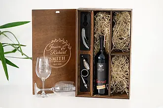 Винний набір з аксесуарами, двома келихами та місцем під пляшку