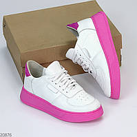 Білі прошиті молодіжні шкіряні кеди на яскравій рожевій підошві взуття жіноче