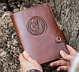 Щоденник А5 формату в шкіряній обкладинці з кишенями для візиток і тримачем для ручки "Вікінг", фото 2