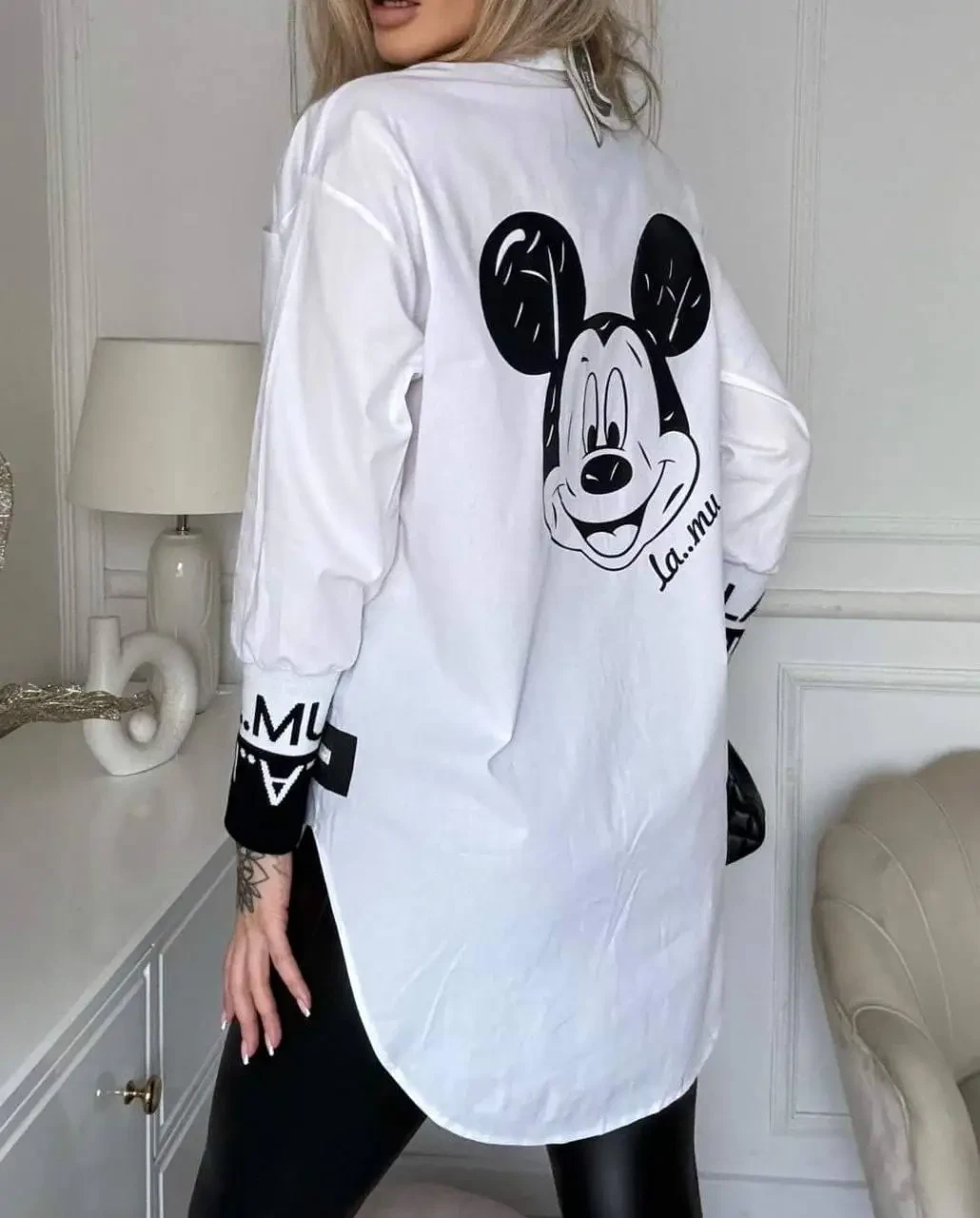 Біла легка блузка на ґудзиках подовжена ззаду з малюнком на спині, фото 1