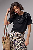 Женская трикотажная футболка с объемными цветками - черный цвет, M