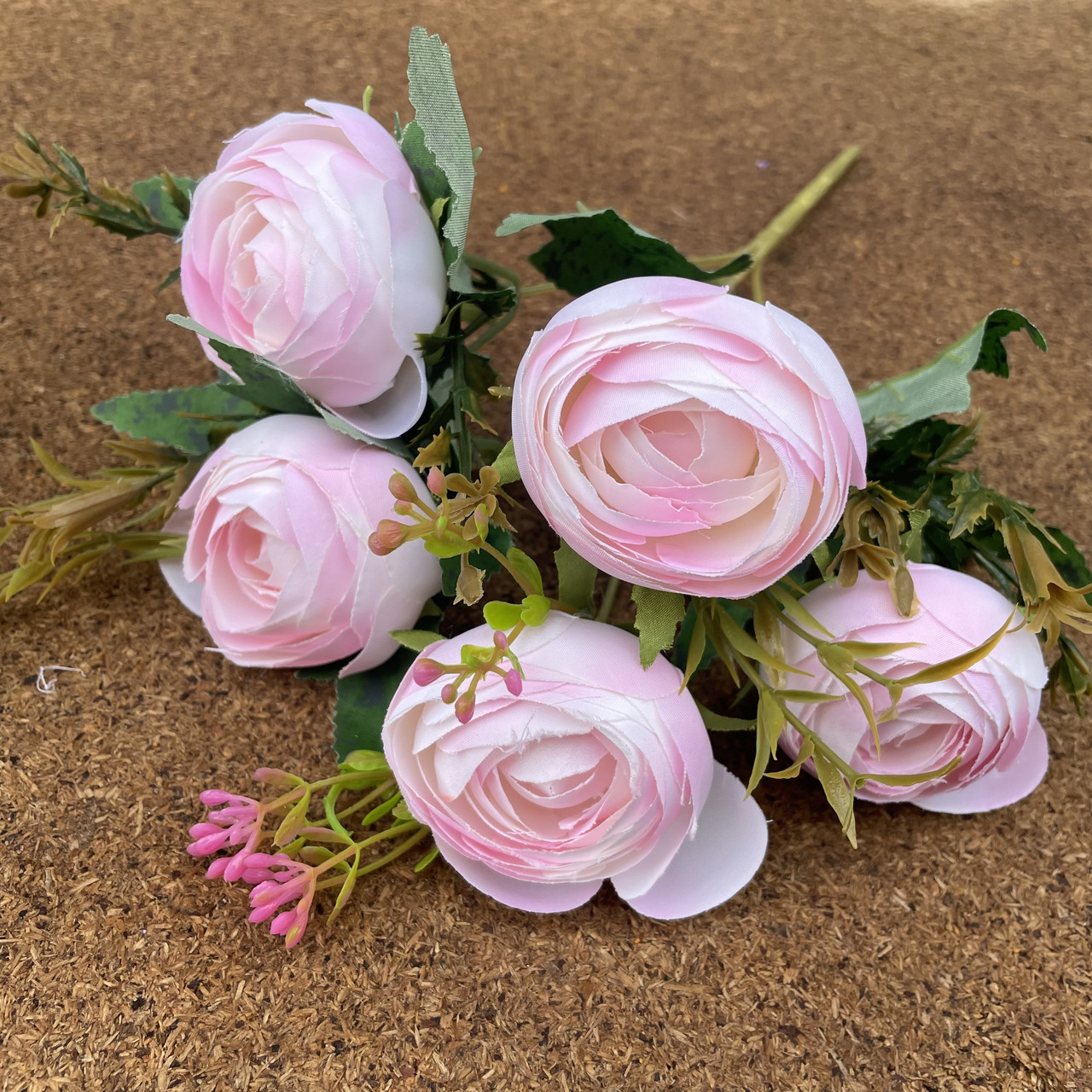 Штучні квіти Букет камелію, лютики ранзинкулюсу 30 см. світло-рожевий 5 голов