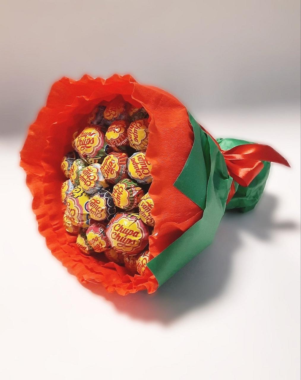 Яскравий букет з цукерок Чупа Чупс Chupa Chups (29 шт.) в руку червоний, фото 1