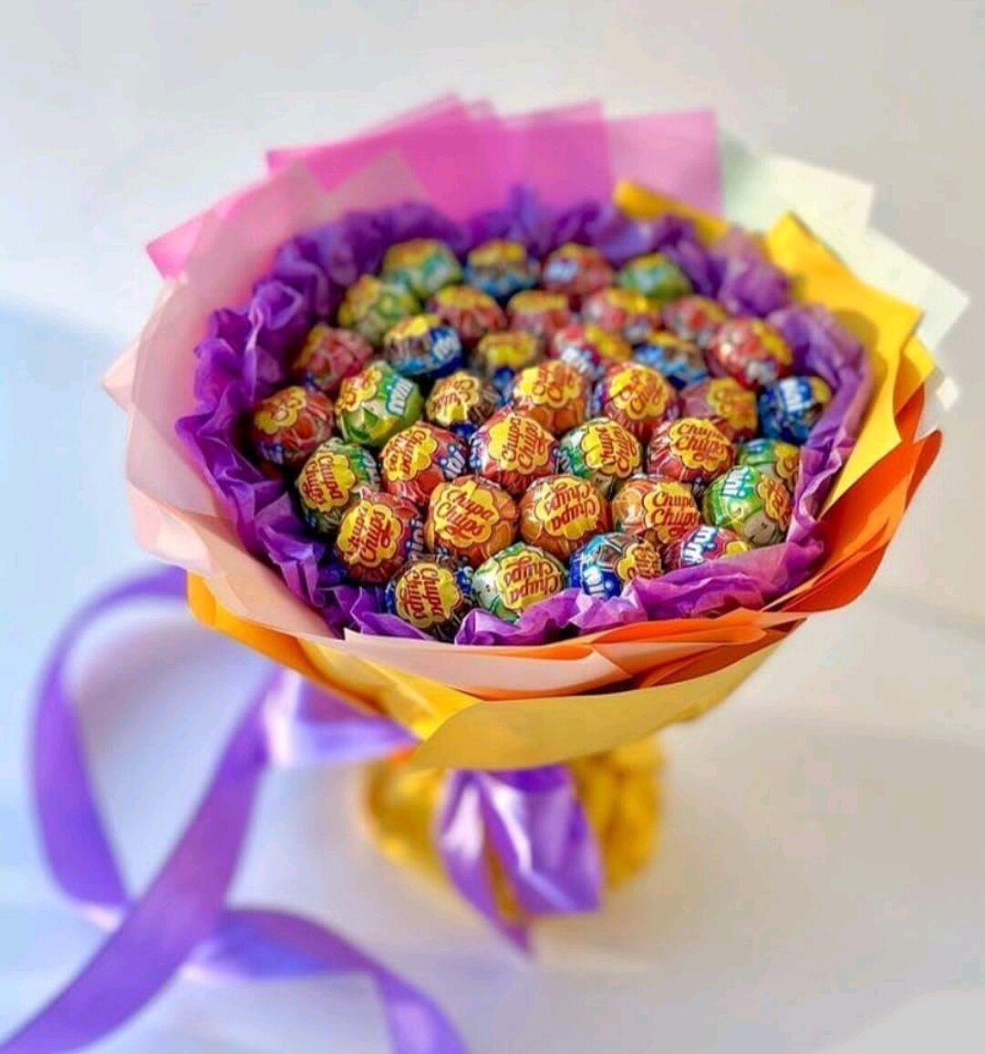 Яскравий букет з цукерок Чупа Чупс Chupa Chups (37 шт.) в руку подарунок різнокольоровий, фото 1