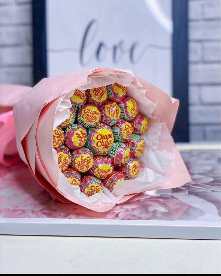 Оригінальний букет з цукерок Чупа Чупс Chupa Chups (21 шт.) в руку подарунок рожевий, фото 1