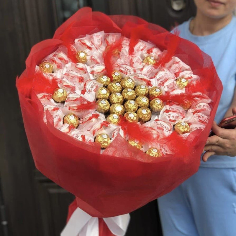 Розкішний букет з цукерок Ферреро Роше (27 шт) і Рафаелло Ferrero Raffaello (41 шт) червоний