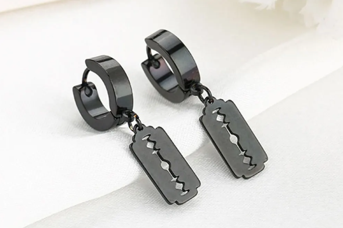 Сережки з підвіскою лезо чорні з нержавіючої сталі. Модні сережки з лезом бритви в стилі панк, фото 1