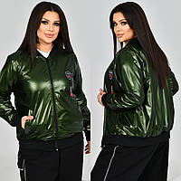 Большая блестящая стильная женская куртка-бомбер из плащевки зеленый